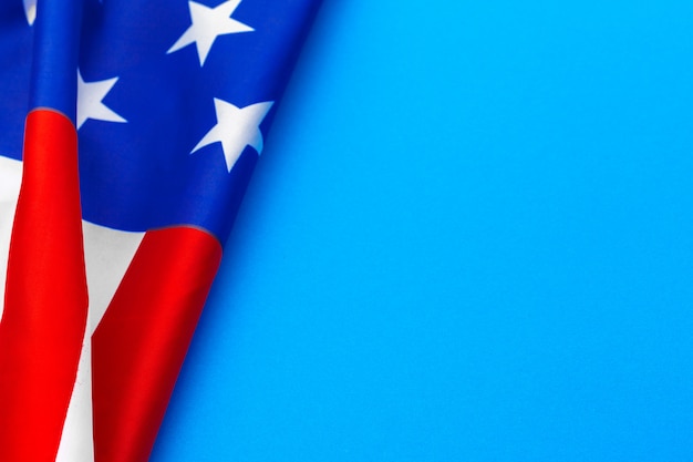 Amerikaanse vlag op blauwe achtergrond Premium Foto