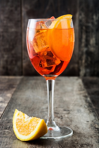 Aperol spritz cocktail in glas op houten tafel Premium Foto