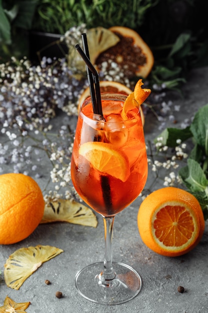 Aperol spritz cocktail op een grijze betonnen tafel. een