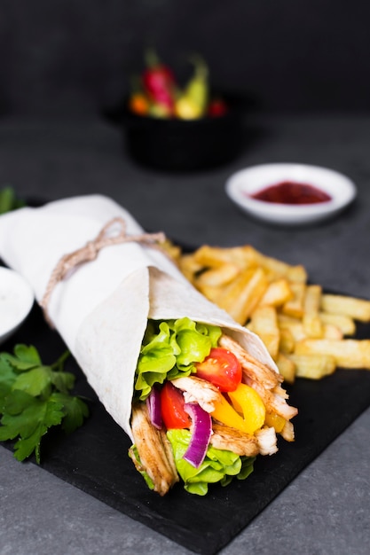 Arabische kebab sandwich hoge mening | Gratis Foto