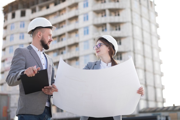 Architect twee die aan architecturaal project bij architecturaal project samenwerken Gratis Foto