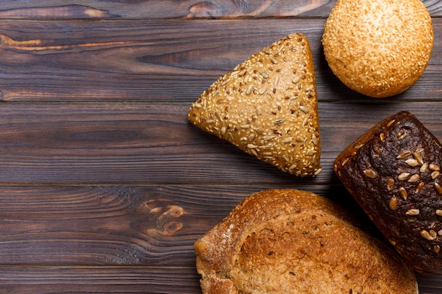 Assortiment van gebakken brood op houten tafel Premium Foto