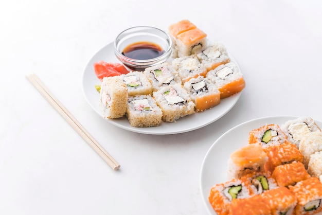 Assortimenten sushi met saus en eetstokjes | Gratis Foto