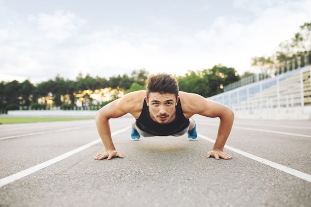 Atleet doet push-ups Gratis Foto
