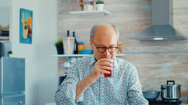 authentieke-senior-man-op-online-videogesprek-in-de-ochtend-in-gezellige-keuken-oudere-persoon-die-internet-online-chattechnologie-gebruikt-videowebcam-die-een-videogesprek-tot-stand-brengt-cameracommunicatieconferenties_482257-4317.jpg