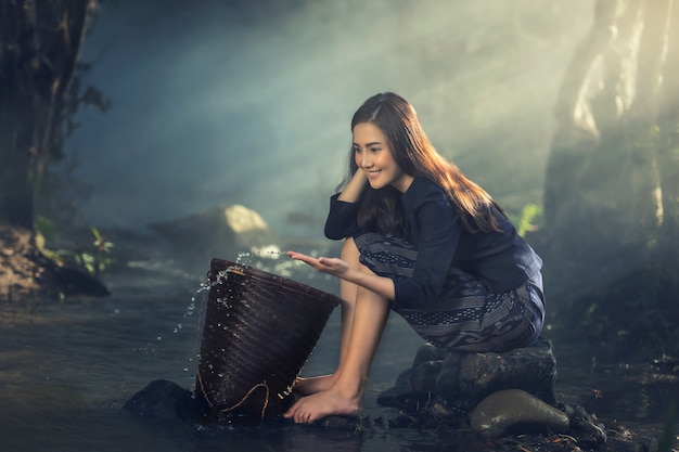 Aziatische sexy vrouw die bij stromen werkt Premium Foto