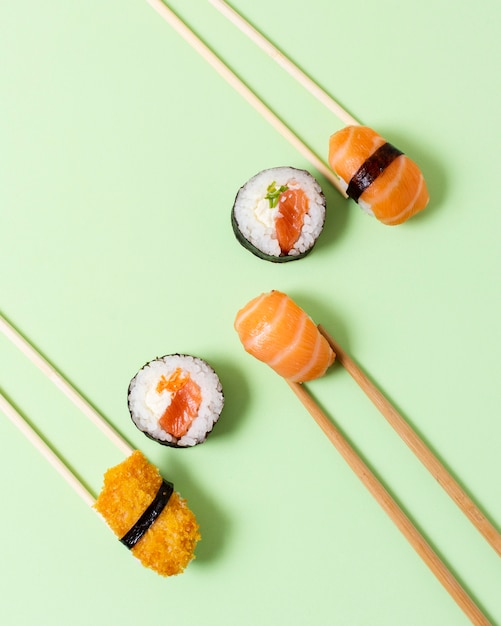 Aziatische sushi rolt op tafel Gratis Foto