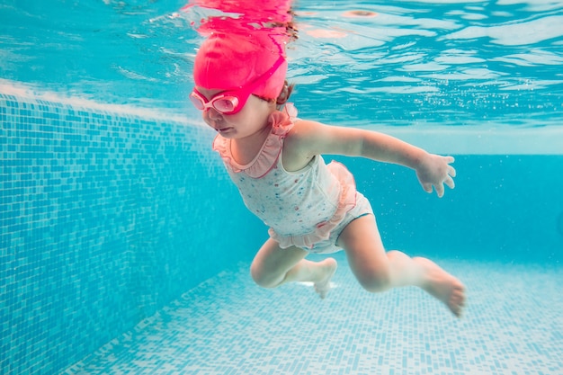 Baby Gelukkig Kind Leren Zwemmen Duiken Onder Water Met Plezier In Het Zwembad Om Fit Te Blijven Duiken Premium Foto