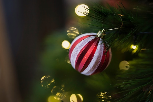 Bal van close-up de kleurrijke kerstmis Gratis Foto