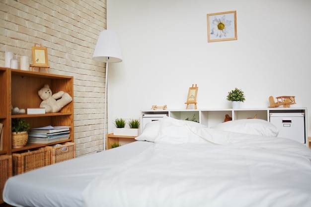 Bed in de slaapkamer Gratis Foto