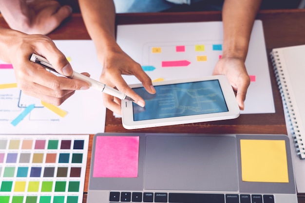 Bedrijfstechnologieconcept, creatieve teamontwerper die steekproeven met ui / ux kiezen die zich op het ontwerp van de schetslay-out op smartphoneapplicatie ontwikkelen voor het ontwerpgrafiek van de mobiele gebruikersinterface. Premium Foto