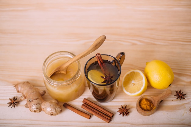 boiler limoen Omringd Beker warm water met citroen, honing, gember, kaneel en anijs. | Premium  Foto