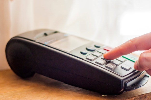 Betaling met creditcard - zakenman bedrijf pos terminal. betalingskaart in een bank terminal. het concept van elektronische betaling. hand pin code op pin pad van kaart machine of pos terminal Gratis Foto