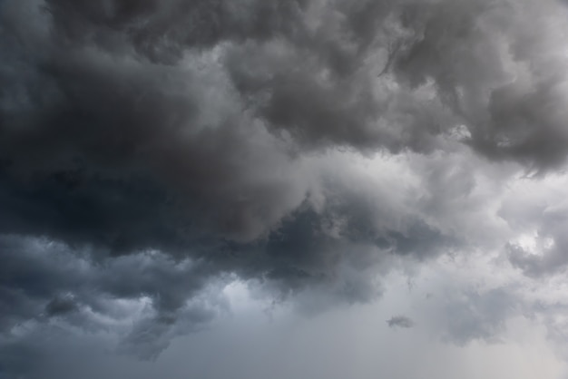 Beweging Van Donkere Lucht En Zwarte Wolken Dramatische Cumulonimbus Wolk Met Regenachtig Premium Foto Waar gaan de heren het over hebben? https nl freepik com profile preagreement getstarted 5439806