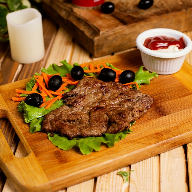 Biefstuk dun geserveerd met ketchupmayonaise en groentesalade. Gratis Foto