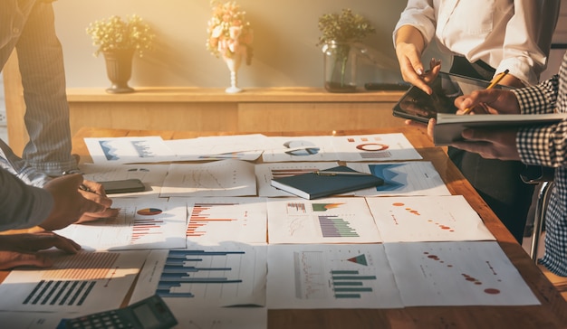 Bijeenkomst zakelijke mensen groep corporate discussie investeringen en investeringen concept in de vergaderzaal. Premium Foto