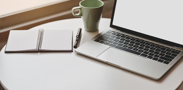 Bijgesneden weergave van minimale werkplek met open laptop met leeg scherm Premium Foto