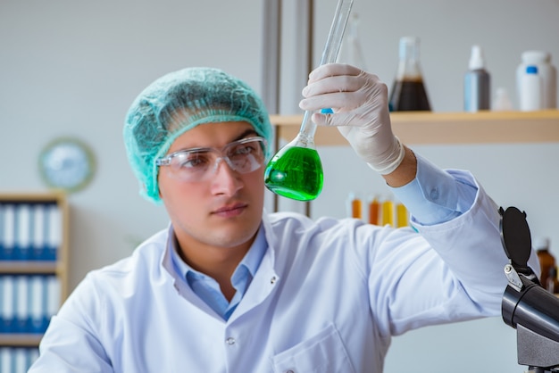 Biotechnologiewetenschapper die in het laboratorium werkt Premium Foto