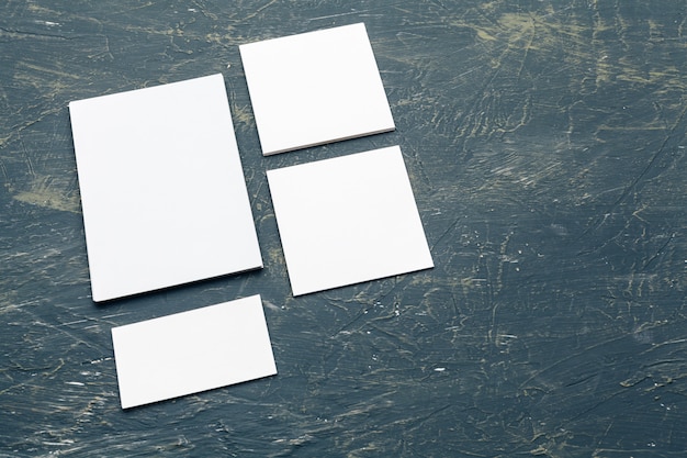 Blanco kaarten en documenten voor branding identiteit. voor grafisch ontwerpers presentaties en portefeuilles Premium Foto