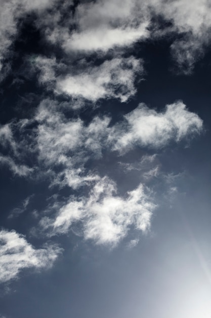 Blauwe lucht met cloud close-up Gratis Foto