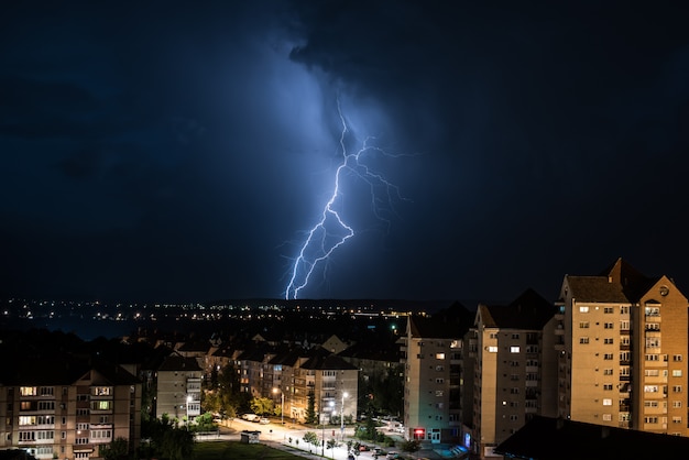 Bliksem over de stad. onweer en bliksem over de stad. Premium Foto