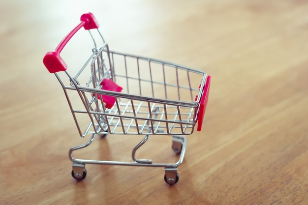 Boodschappenwagentje op lijst en zonlichtachtergrond het winkelen online concept moderne markt Premium Foto