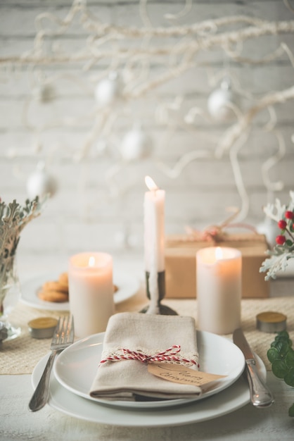 Borden en bestek opgesteld op tafel voor kerstdiner Gratis Foto