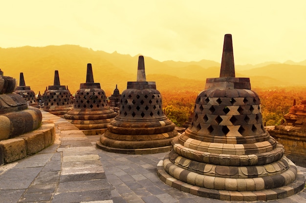 Borobudurtempel bij zonsondergang. oude stoepa's van de borobudur