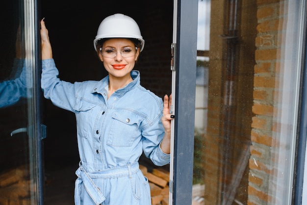 Europa Pef botsen Bouw concept. vrij vrouwelijke bouwer in overall en helm die op bouwplaats  werken. | Premium Foto