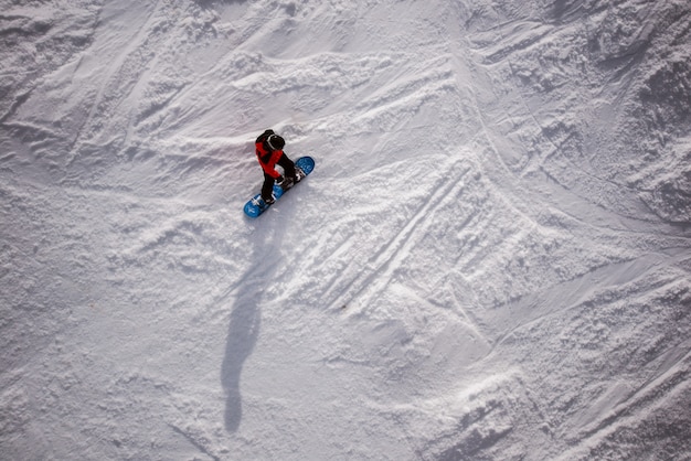 Bovenaanzicht Van Eenzame Man Op Een Snowboard In De Winter Op De Berg Premium Foto