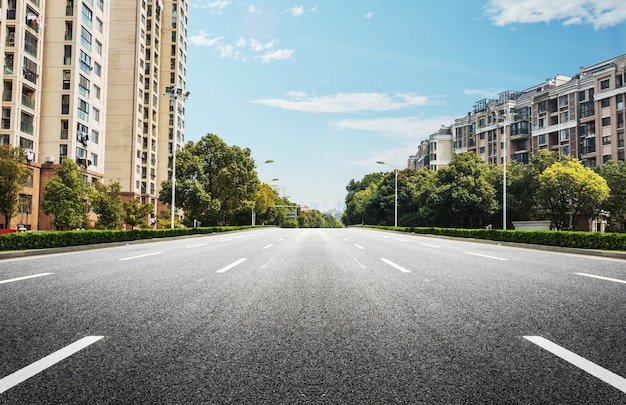 Brede Weg Met Gebouwen Aan Weerszijden Gratis Foto