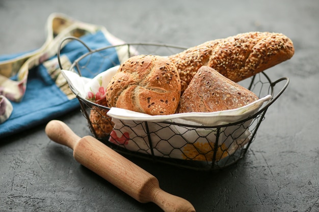 Brood In Een Mand Op Een Zwarte Ondergrond Geassorteerde Brood In Een Metalen Mand Plaats Voor