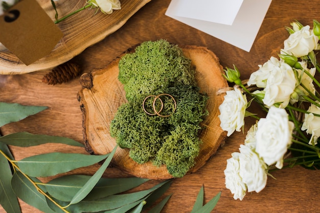 Bruiloft bloemen ornamenten op tafel Gratis Foto