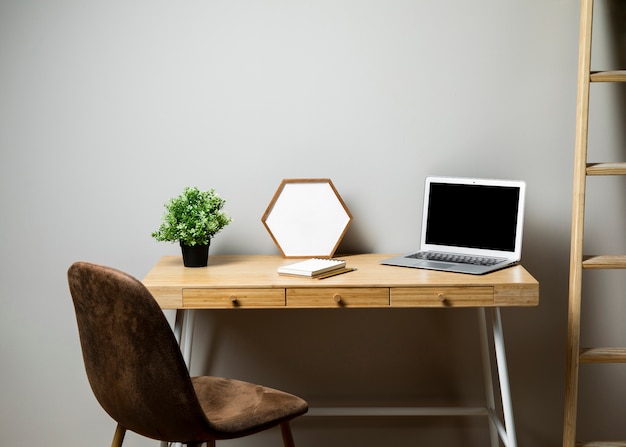 Bureau met stoel en ladder Gratis Foto