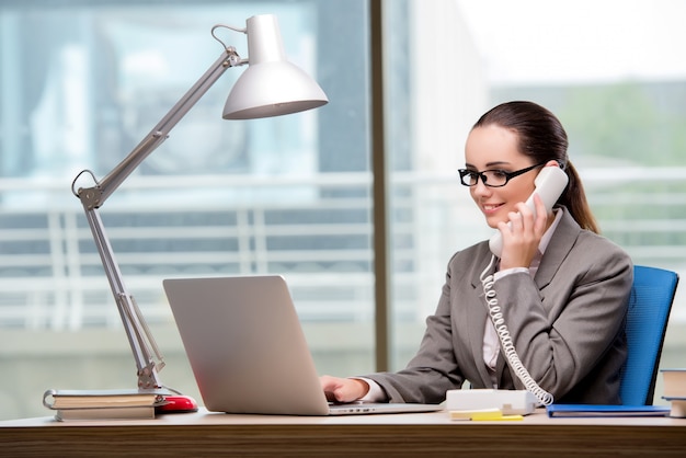 Call centreexploitant die bij haar bureau werkt Premium Foto