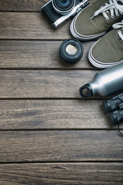 Camera, lens, verrekijker, canvas schoenen, sportfles op de retro