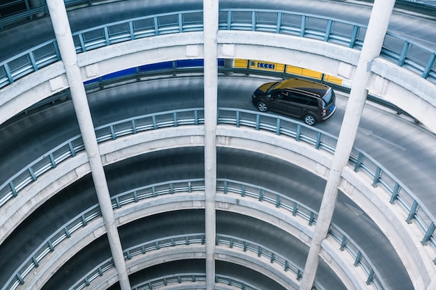 Circulaire oprit in parkeergarage Gratis Foto