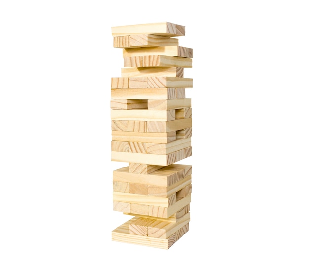 Closeup blokken houten spel jenga, geïsoleerd op een witte achtergrond