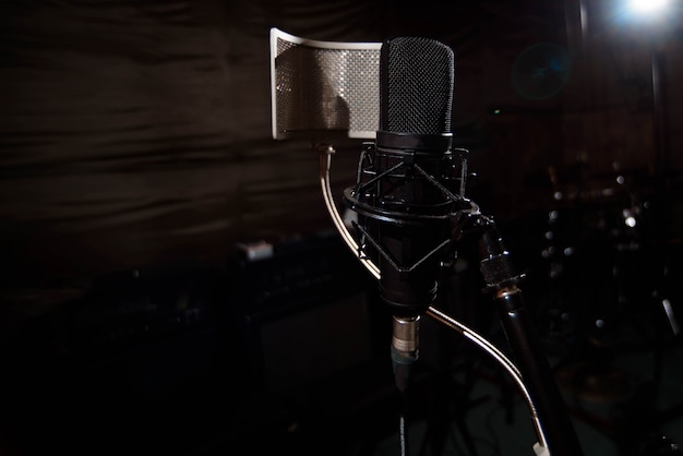 Close-up studio condensator microfoon met pop-filter en anti-vi Premium Foto