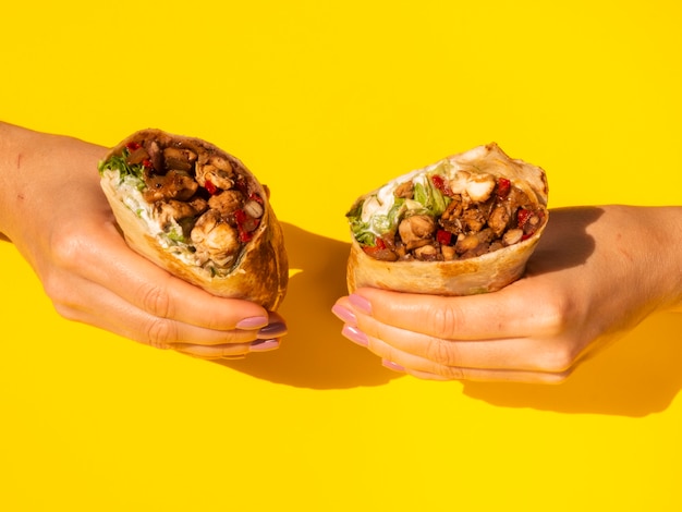 Close-upvrouw die traditioneel mexicaans voedsel houden Gratis Foto