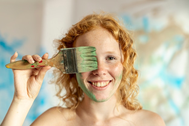 Close-upvrouw met geschilderd gezicht Gratis Foto