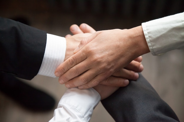 Collega's hand in hand motiverend voor betere resultaten Gratis Foto