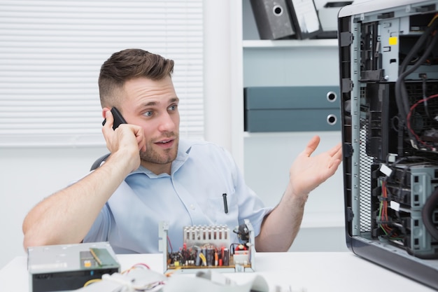 Computer Ingenieur Op Afroep Terwijl Hij Gebaart Naar Een Open Cpu Premium Foto