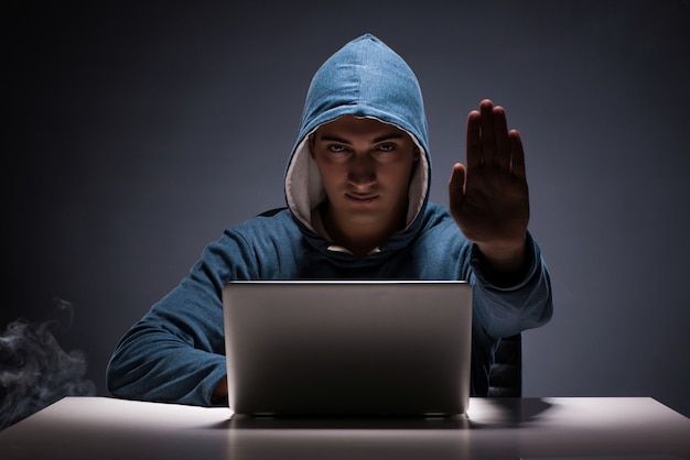 Computerhakker die in donkere ruimte werkt Premium Foto