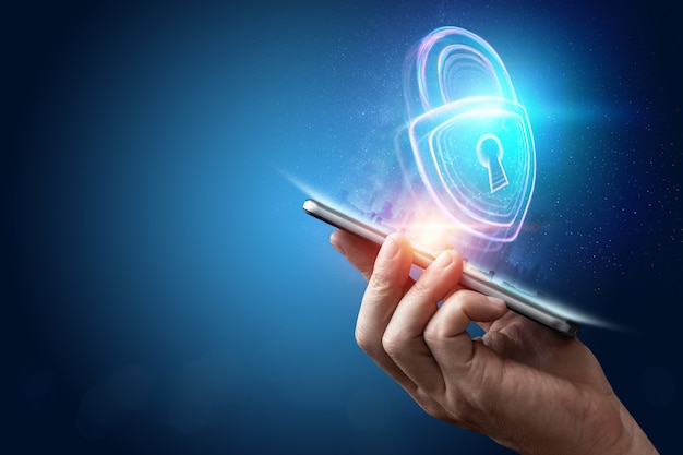 Creatieve achtergrond, mannelijke hand die een telefoon met een 5g-hologram op de achtergrond van de stad houdt. het concept van 5g-netwerk, snel mobiel internet, nieuwe generatie netwerken. kopieer ruimte, gemengde media. Premium Foto