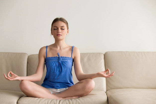 Dame die yogaoefeningen thuis in ochtend doet Gratis Foto