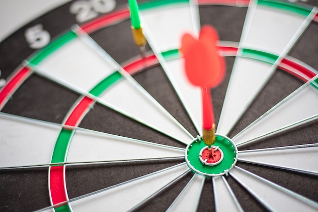 Dart raakt bullseye is een doel en doel van zakelijke marketing als. Premium Foto