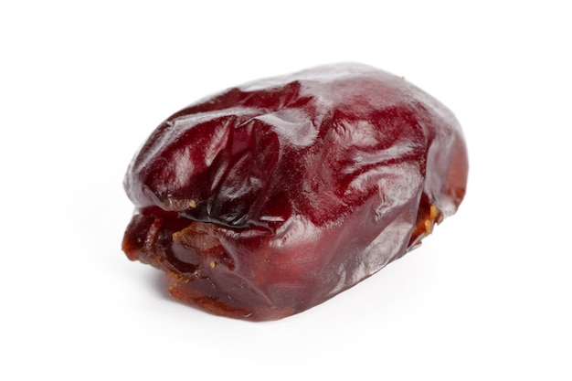Datumfruit op wit wordt geïsoleerd dat Premium Foto