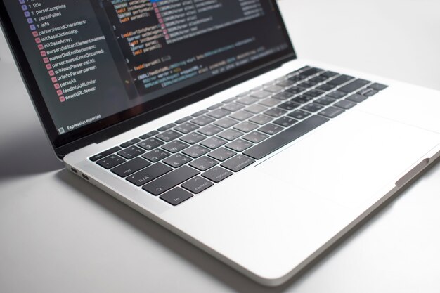 De afbeelding laat zien dat de codeontwikkelaars een computerscherm op een witte tafel hebben gemaakt. Premium Foto
