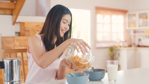 De aziatische japanse vrouw heeft thuis ontbijt Gratis Foto